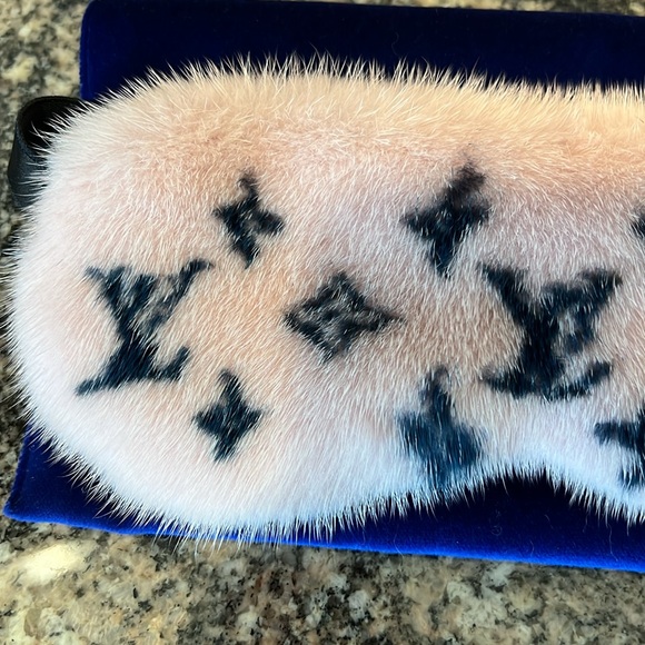 Louis Vuitton Pink Monogram Mink Sleeping Mask with COA - Picture 7 of 12
